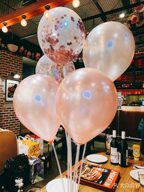 momentum焱堡有机汉堡餐厅环亚凯瑟琳店生日气球装扮图片