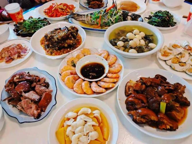 在绵竹市东北敬老院的餐桌上各种美食诱惑让身为北方妹子的小编垂涎