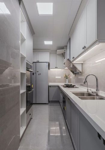 厨房墙地一体铺贴灰褐色瓷砖搭配灰色橱柜门一组置顶柜体收纳厨电