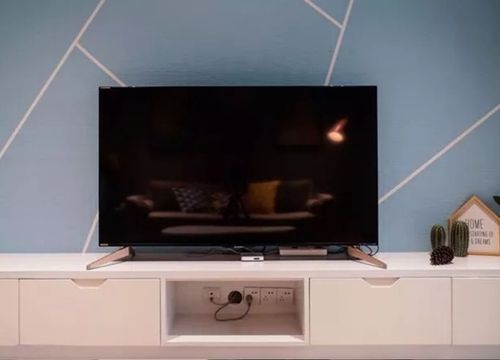电视背景墙用简单的白色线条来点缀蓝色的底各种插座都隐藏在了