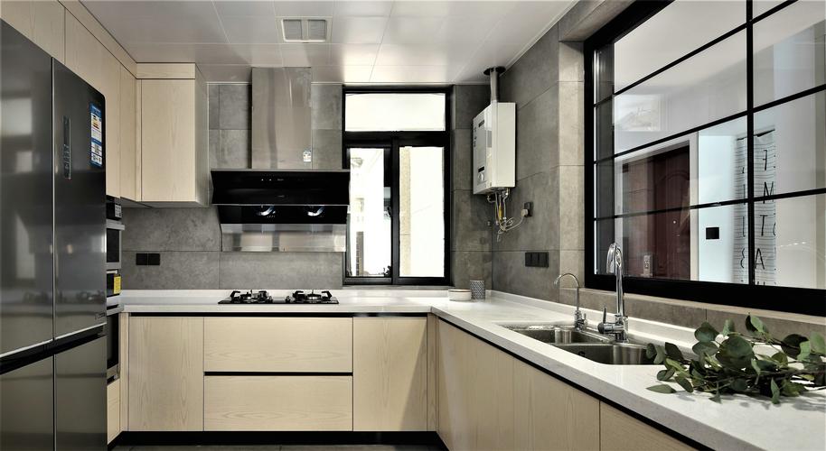 厨房选用清雅的木色橱柜打造搭配灰色背景墙和白色工作台展现出品质
