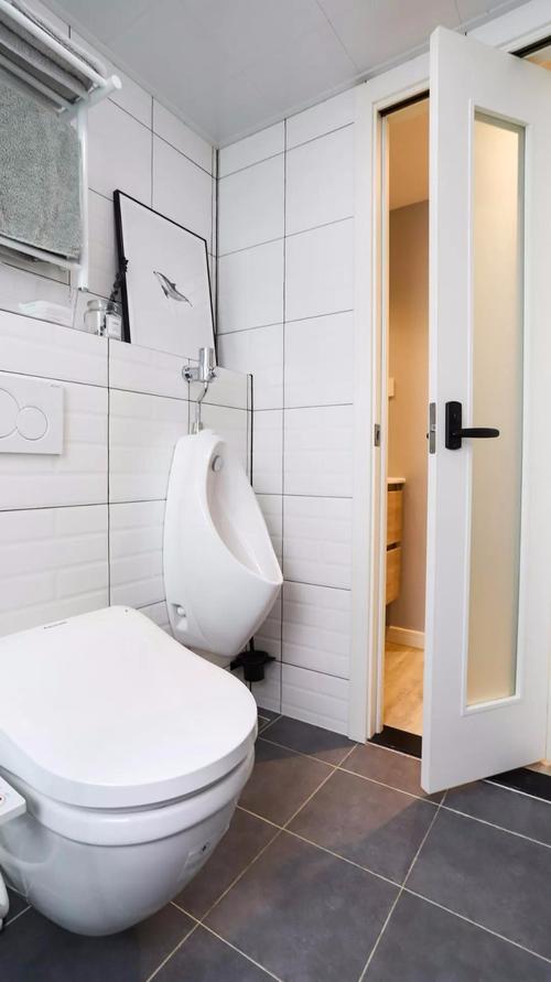 卫生间做干湿分离专门隔出一个一字型淋浴房洗浴方便也卫生间.