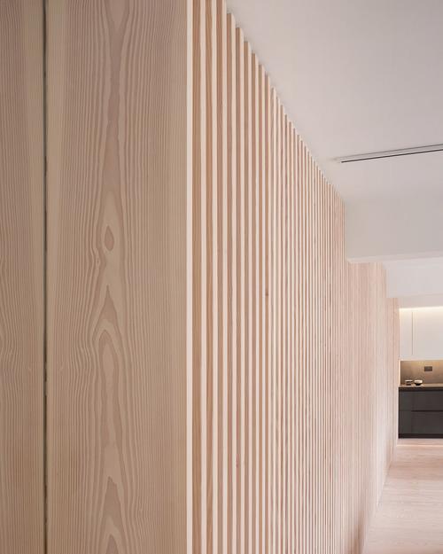 木隔墙细节表面覆盖水洗的木板条不仅重塑了隔墙的轮廓还塑造出