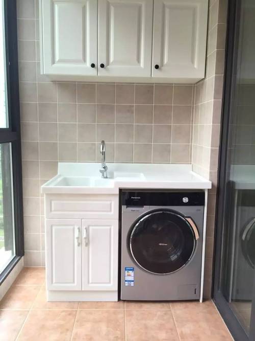 不得不说想要把洗衣机与洗手盆收纳柜组合起来侧开门的洗衣机才是