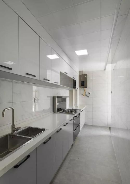 厨房以浅灰为主色采用了灰白色的橱柜设计白色的大理石显得厨房干净