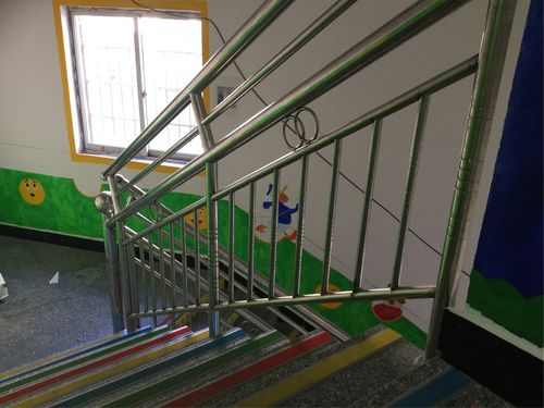 幼儿园加高了楼梯的栏杆贴了防滑地贴.提高安全系数