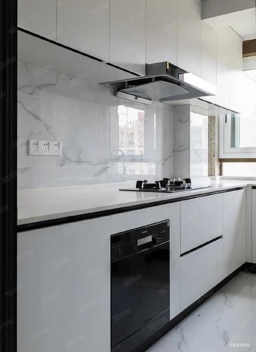 厨房墙面采用亮面的爵士白瓷砖搭配纯白色的爱格板柜体.