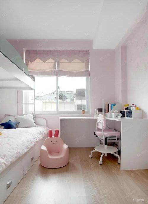 两个女儿的房间粉色的主题不失童趣与天真通往床上铺的绿色台阶.