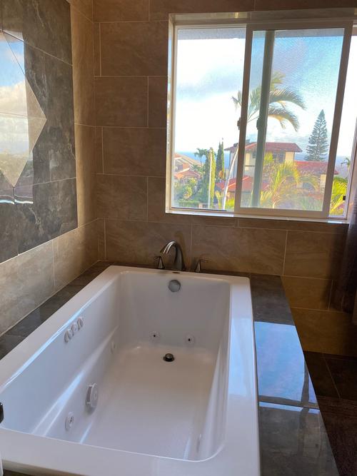 主卧室的泡澡浴缸可以一边泡澡一边看海景