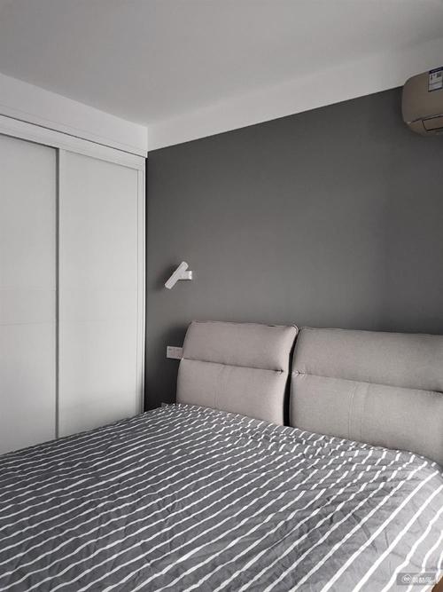 任何的挂画来点缀只是把墙面做成了灰色来与床单和床的整体感觉搭配