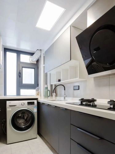 另外厨房放洗衣机一般使用向上排水设计所以上方橱柜要预留一定的