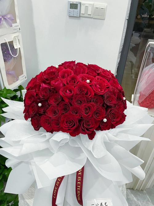 99朵红玫瑰订婚花束
