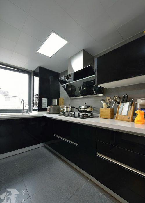 现代简约黑色厨房橱柜图片装修之家装修效果图
