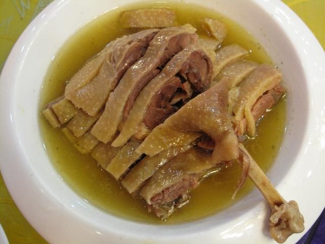 p扬州老鹅是江苏省扬州市的一道特色美食属于苏菜系该菜品在扬州