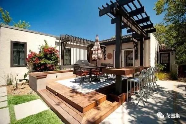 也可以试试用木平台廊架绿植搭配庭院餐饮休闲区效果或许能超乎你