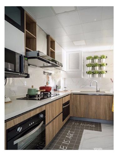 厨房白色的石英石台面搭配木色的橱柜墙面及地面铺贴白色大理石瓷砖