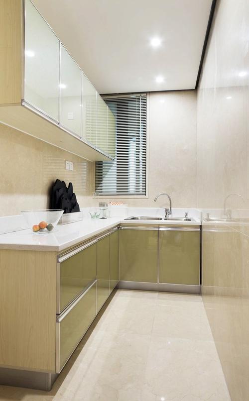厨房明度适中橱柜饱和度较低作为主色调十分舒适烤漆材质使空间