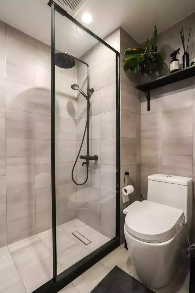卫生间里面地方不大不足以塞下淋浴房和马桶所以只做了个黑框玻璃