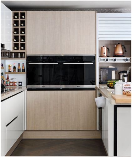 原木色高柜嵌入式烤箱厨房通过超滤机和纯水机去除水中大颗粒或重金属