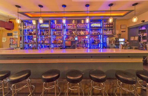 最新小型酒吧吧台吊灯装修效果图片