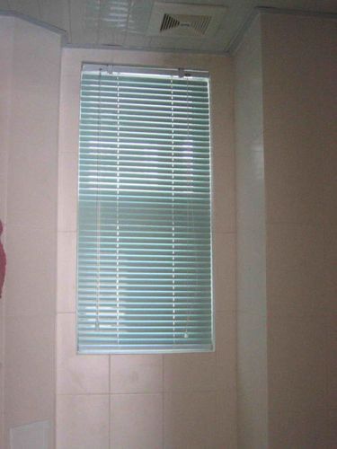 卫生间的百叶窗的安装是什么样的需要窗帘盒吗