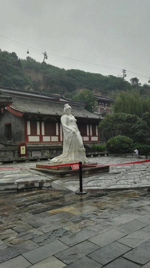 华清池是中国有名的温泉旅游景点坐落在西安东部临潼骊山之下.