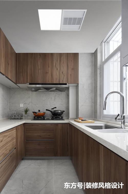 厨房效果图深木色橱柜与浅灰色墙砖及地砖的装饰效果也是非常时尚且