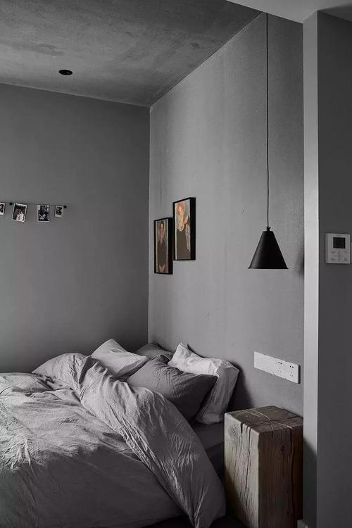 卧室也是用全屋的灰色系营造简约又大方的睡眠环境床品是浅灰色搭配