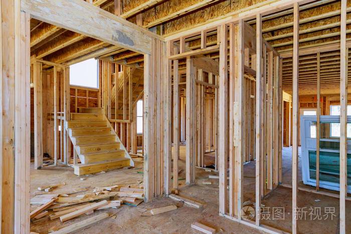 大木梁木架在建房屋的内部视图