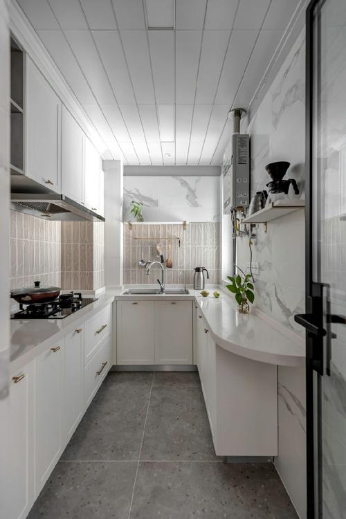 厨房与卫生间采用了饱和度较低的小砖和大砖搭配在一起柜体为白色和