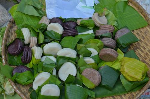 糯米粑粑拉祜语称哦朴或哦波是拉祜族独特的传统食品一般只