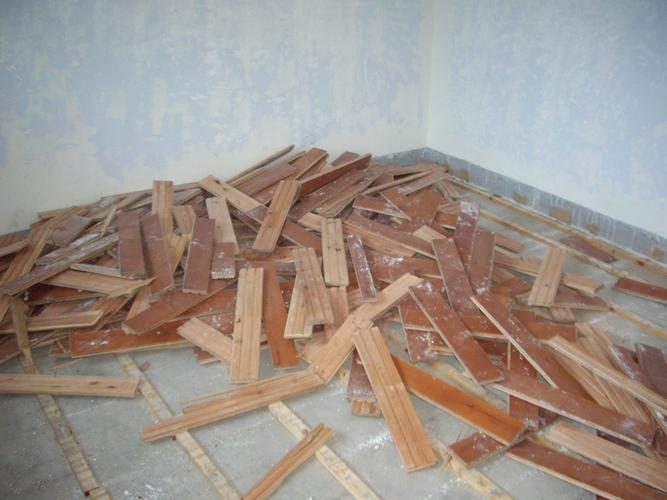 卧室的木地板拆除龙骨还木拆原来钉的太死以后这里要换成强化地板