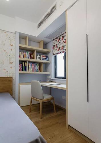 小卧室常用的书桌柜设计