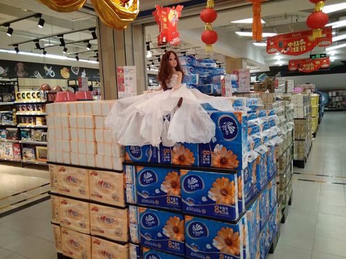 重庆一超市搞促销卫生纸做婚纱吸引顾客拍照