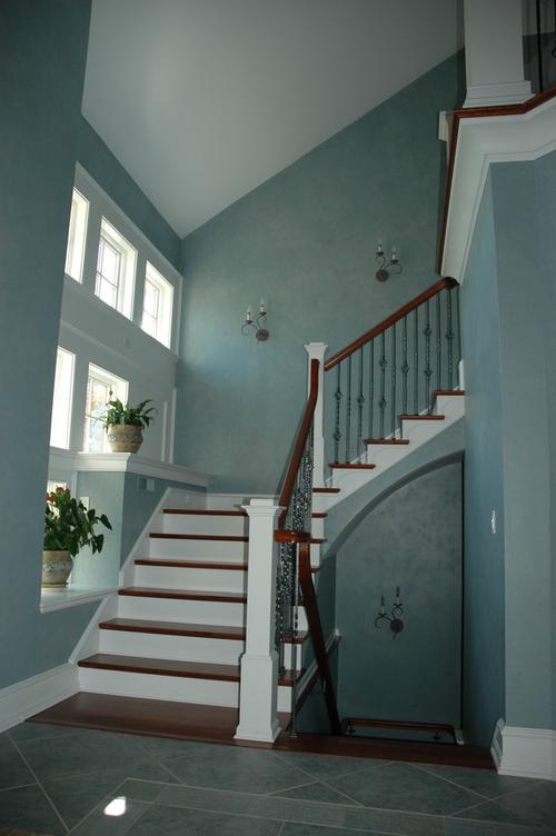 青蓝色墙面白色红色木质台阶楼梯装修效果图