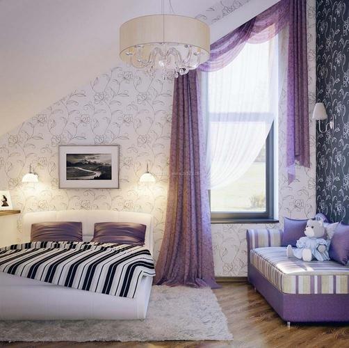 阁楼式顶楼卧室紫色窗帘装修效果图片