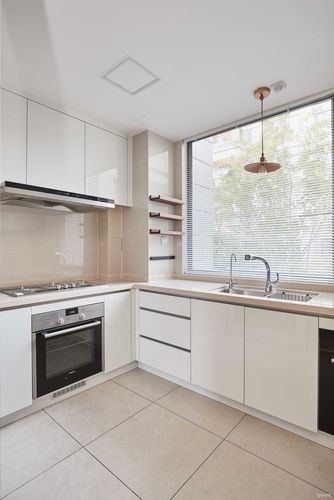一厨房装修效果图厨房的装修是家中装修的重点包括厨房的台面橱柜