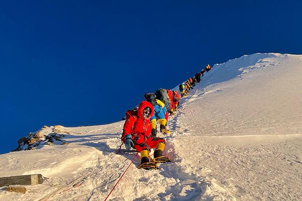 尼泊尔旅游局今年春季登山季457名登山者从南坡登上珠峰