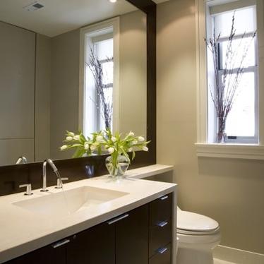 2013欧式风格小户型时尚主卫生间洗手台镜子装修效果图欣赏
