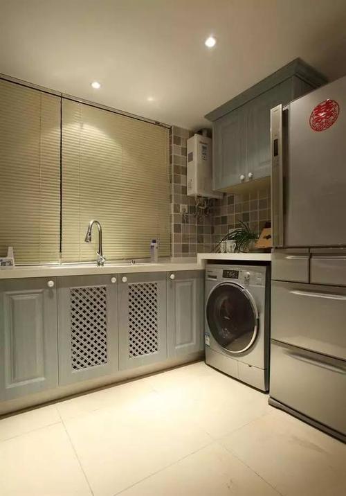 洗衣机也设计在橱柜里融为一体节省空间.