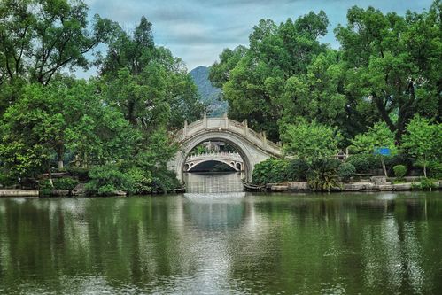 这是四湖之一榕湖景区里的桥中桥.