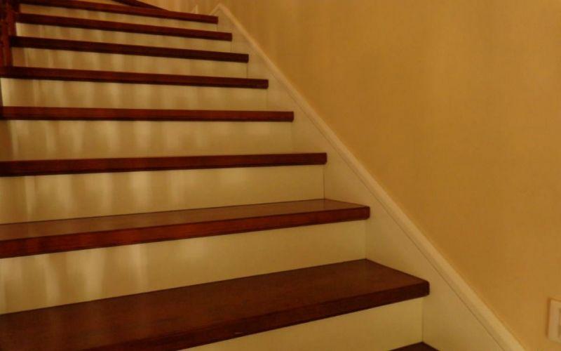 很多人为了美化楼梯装修会给楼梯安装楼梯踢脚线那么你知道楼梯踢脚