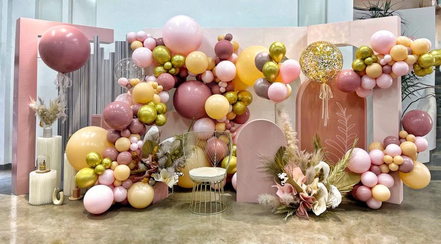 生日气球布置这款布置主要以粉色系为主搭配了很多的花材让整个场景看