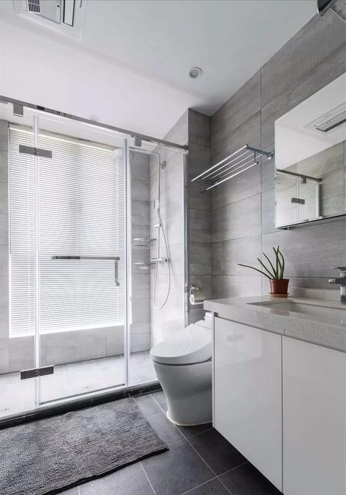 客卫同样灰色瓷砖白色定制浴柜做了简单淋浴隔断
