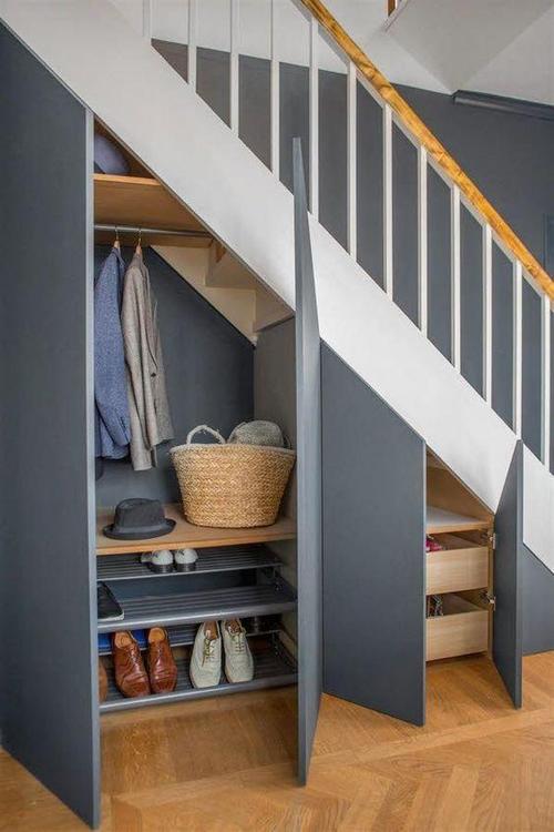 你可以将楼梯下掏空做抽屉柜设计当鞋柜衣柜都可以