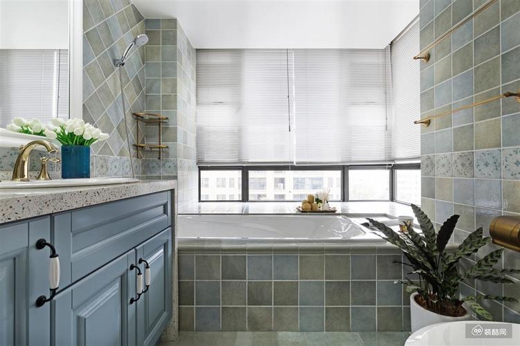 主卫使用灰蓝色系的墙地砖混贴使客厅与卫生间色彩得以延伸与统一.