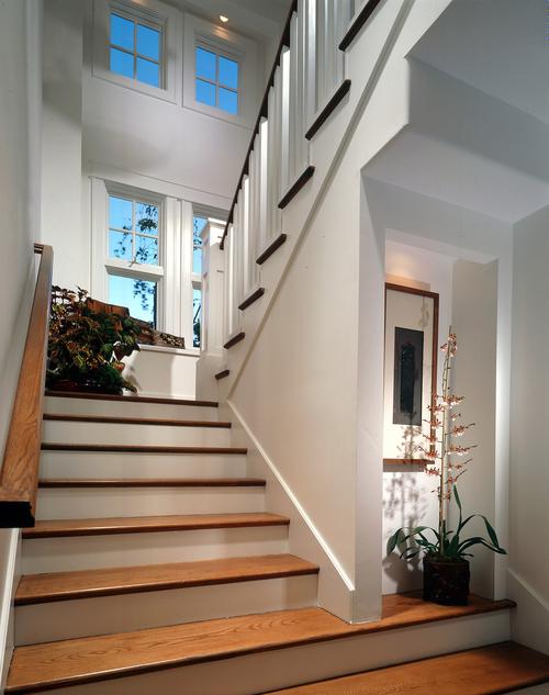 温馨白色木质台阶楼梯装修效果图