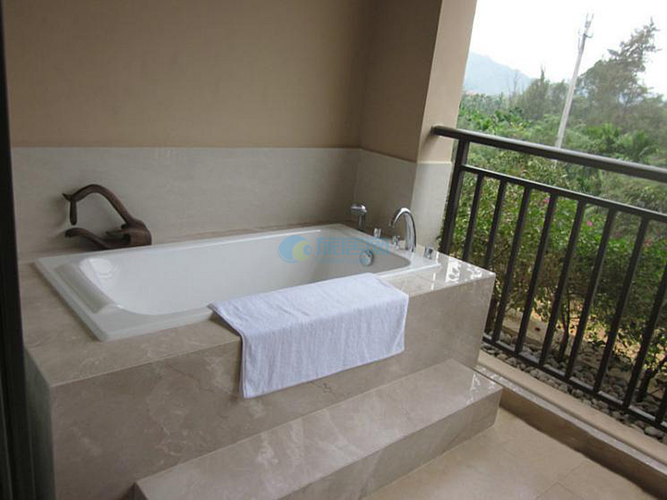 阳台设立的浴池可让住户一边享受泡温泉带来的舒适感一边观赏