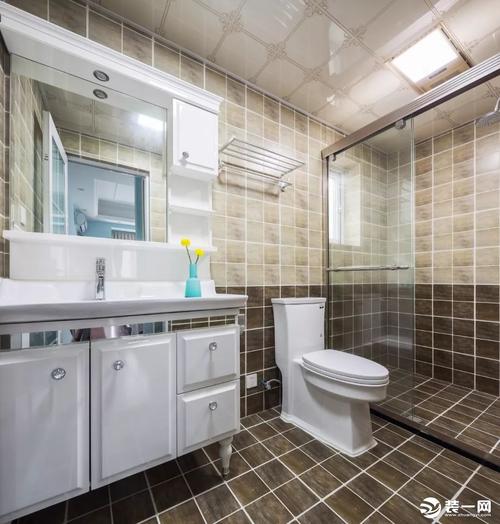 106平米美式风格四居室浴室卫生间装修效果图