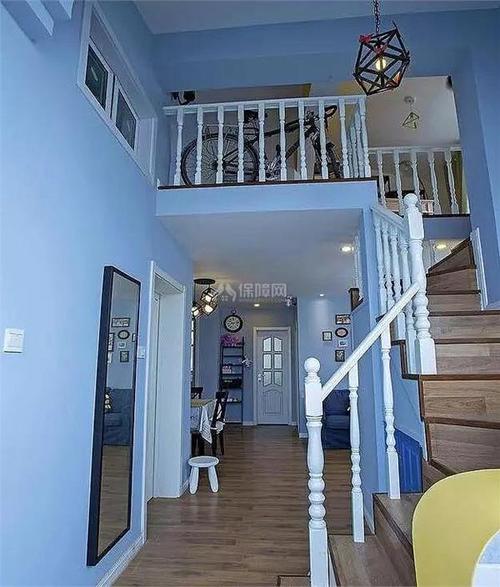 站在楼梯口往上看蓝色的墙面粉刷得还是够彻底的.